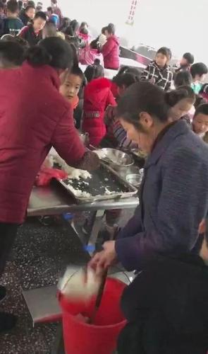大媽搶小學生飯菜回家喂豬 校方:限制外來人員入校