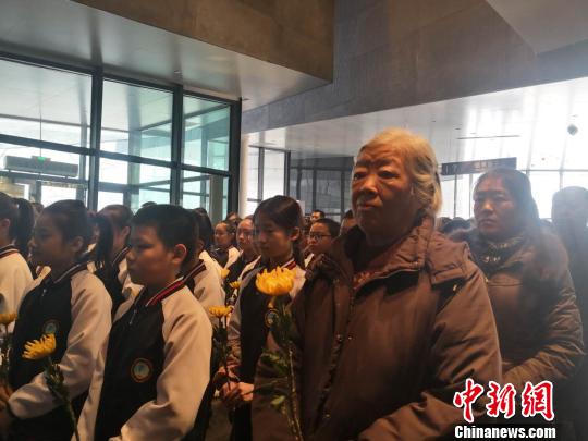 殉難者家屬和觀眾代表向七三一部隊(duì)殉難者名錄獻(xiàn)花,。　魏來 攝
