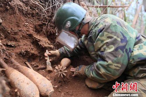 中國人民解放軍南部戰(zhàn)區(qū)陸軍云南掃雷大隊在雷場排除炮彈?！↑S巧 攝