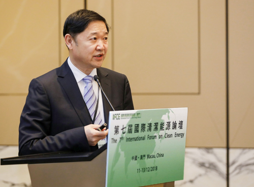 國(guó)際清潔能源論壇理事,、黃河水電公司董事長(zhǎng)謝小平在2018國(guó)際清潔能源論壇上分享了黃河水電在水光互補(bǔ),、生態(tài)光伏以及光伏科研方面的實(shí)踐。