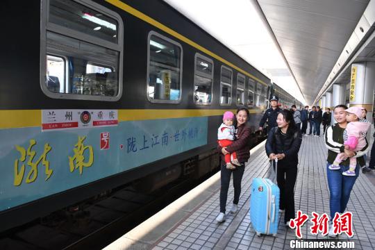 2017年9月29日,，蘭州開往重慶的首發(fā)列車K4518車次出發(fā)，標(biāo)志著歷時9年建設(shè)的蘭渝鐵路全線開通運(yùn)營,，成為連通陸路,、海上絲綢之路和渝新歐大通道的重要組成部分，并成為與京廣線,、京滬線并列的三條縱貫?zāi)媳钡蔫F路大動脈之一,。(資料圖) 楊艷敏 攝