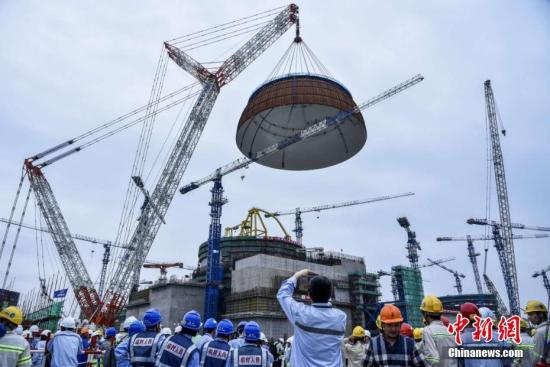 2017年5月25日,，中國(guó)自主三代核電“華龍一號(hào)”全球首堆示范工程——中核集團(tuán)福清核電5號(hào)機(jī)組穹頂?shù)跹b成功，這是全球核電建設(shè)領(lǐng)域迄今為止規(guī)模最大,、高度最高的一次穹頂?shù)跹b,。<a target='_blank' href='http://www.chinanews.com/'>中新社</a>發(fā) 鐘欣 攝
