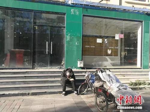 2018年10月，燕郊“售樓一條街”,，已經(jīng)關(guān)門的鏈家門店前停著一輛裝貨的三輪車,，車的主人坐在地上，把頭深深地埋進(jìn)臂彎,。<a target='_blank' href='http://www.chinanews.com/' >中新網(wǎng)</a>記者 邱宇 攝