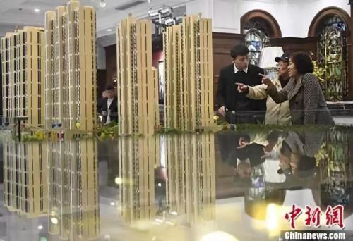 資料圖：置業(yè)顧問為民眾推薦商品房戶型,。 <a target='_blank' href='http://www.chinanews.com/'>中新社</a>記者 韋亮 攝