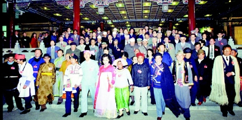 人民政協(xié)是各黨派團(tuán)體和各族各界人士發(fā)揚(yáng)民主、參與國(guó)是,、團(tuán)結(jié)合作的重要平臺(tái),。56個(gè)民族都有自己的代表人士成為全國(guó)政協(xié)委員。圖為1993年3月,，出席全國(guó)政協(xié)八屆一次會(huì)議的少數(shù)民族界別委員合影,。