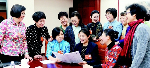 界別是人民政協(xié)組織的基本單元,，是參加人民政協(xié)的各黨派,、人民團(tuán)體,、各民族,、各界人士在人民政協(xié)組織中的具體劃分形式。為適應(yīng)改革開(kāi)放事業(yè)的發(fā)展,，全國(guó)政協(xié)界別適時(shí)進(jìn)行調(diào)整,。 圖為2018年兩會(huì)期間,，婦聯(lián)界委員們?cè)谝黄鹩H切交談。