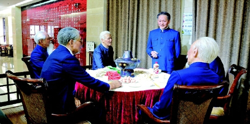 1978年3月,，沉寂多年的中國人民政治協(xié)商會議召開第五屆全國委員會第一次會議，鄧小平當選為全國政協(xié)主席,。如何凝聚“最廣泛的統(tǒng)一戰(zhàn)線”投入到國家經濟戰(zhàn)略部署中來,？1979年1月17日，鄧小平邀請五位原工商業(yè)知名人士的“五老火鍋宴”,，拉開了“錢要用起來,，人也要用起來”的經濟大戲的序幕。