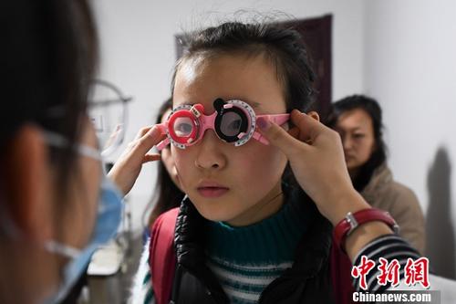 資料圖：學(xué)生配眼鏡。<a target='_blank' href='http://www.chinanews.com/'>中新社</a>記者 武俊杰 攝