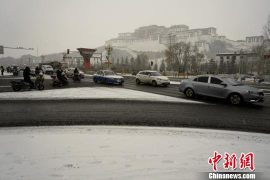西藏氣象部門(mén)發(fā)布暴雪及道路結(jié)冰預(yù)警拉薩機(jī)場(chǎng)大面積延誤