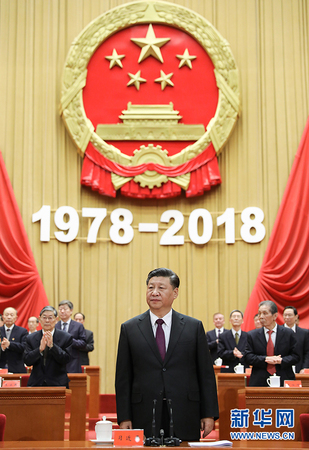 12月18日，慶祝改革開放40周年大會(huì)在北京人民大會(huì)堂隆重舉行,。中共中央總書記,、國(guó)家主席、中央軍委主席習(xí)近平在大會(huì)上發(fā)表重要講話,。這是習(xí)近平在主席臺(tái)向全場(chǎng)致意,。