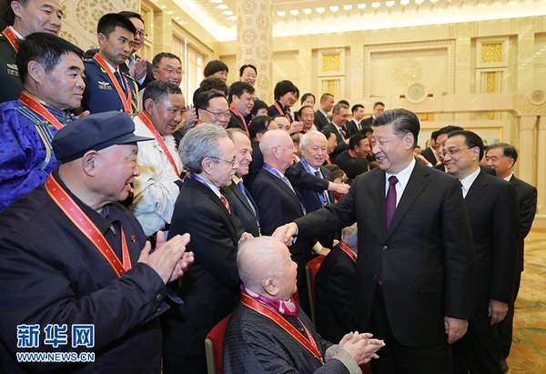 12月18日,，慶祝改革開放40周年大會(huì)在北京人民大會(huì)堂隆重舉行,。中共中央總書記、國家主席,、中央軍委主席習(xí)近平在大會(huì)上發(fā)表重要講話,。這是慶祝大會(huì)結(jié)束后，習(xí)近平等會(huì)見受表彰人員及親屬代表,。