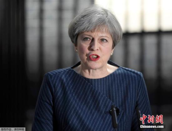 當(dāng)?shù)貢r(shí)間4月18日,，英國(guó)首相特蕾莎·梅在首相官邸前發(fā)表聲明，宣布將在6月8日提前大選,。報(bào)道稱,，英國(guó)首相府此前尚未透露特蕾莎·梅將發(fā)表的聲明的具體內(nèi)容，但這一舉動(dòng)“不同尋?！?。此前，特蕾莎·梅一直表示自己將不參與2020年英國(guó)大選,。