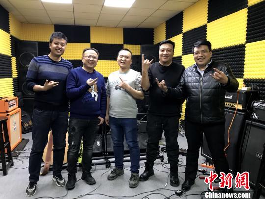 圖為“無影燈”樂隊(duì)成員在一起,。　李雋 攝