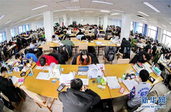 12月20日,，在位于河北省秦皇島市的燕山大學(xué),，備考考生在學(xué)校圖書館復(fù)習。 3