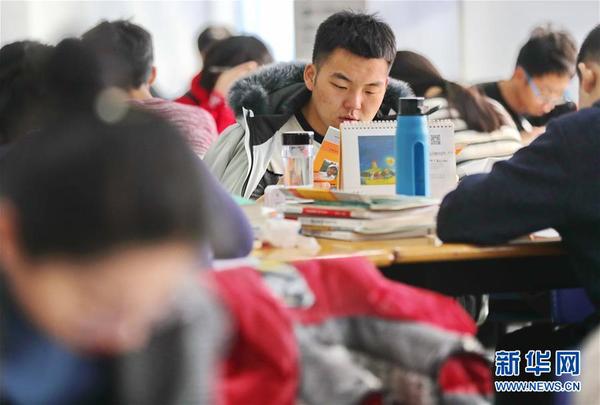 12月20日,，在位于河北省秦皇島市的燕山大學(xué)，備考考生在學(xué)校圖書館復(fù)習(xí),。