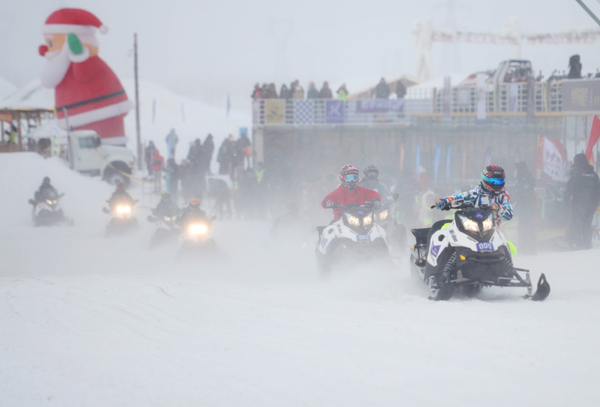 9,、雪地摩托車越野挑戰(zhàn)賽選手們角逐
