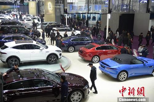 12月12日,，眾多市民前來觀看新款的汽車。當(dāng)日，2018第十四屆中國（長沙）國際汽車博覽會在長沙開幕,，自動駕駛、人工智能,、增程技術(shù)等充滿科技元素的“全新”汽車成為新寵,。<a target='_blank' href='http://www.chinanews.com/'>中新社</a>記者 楊華峰 攝