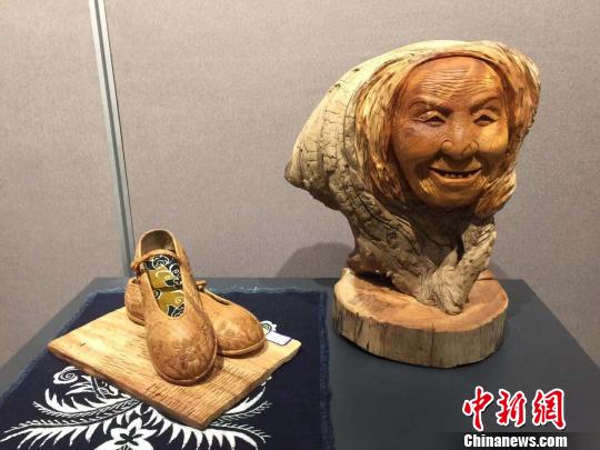 圖為首屆“雕圣杯”根雕現(xiàn)場創(chuàng)作大賽的一件作品,?！№椵?攝