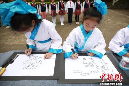 小學生在畫大熊貓,。　朱柳融 攝