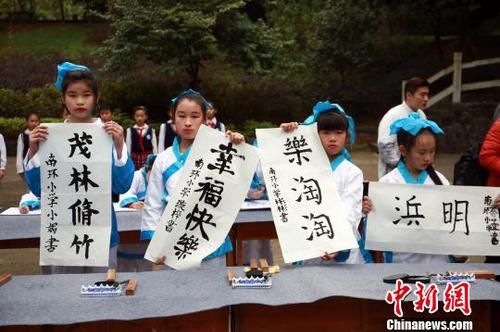 小學生給大熊貓明浜送祝福,?！≈炝?攝