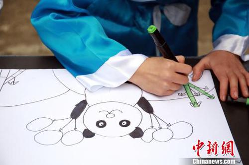 小學生在畫大熊貓,?！≈炝?攝