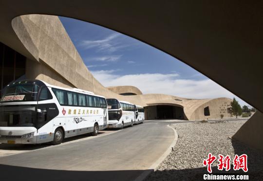 圖為莫高窟數(shù)字展示中心前往洞窟的擺渡車(chē)等候區(qū),。(資料圖) 孫志軍 攝