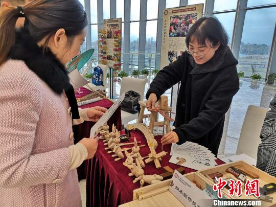 展覽單位正在向觀眾展示竹蜻蜓,。　童笑雨 攝