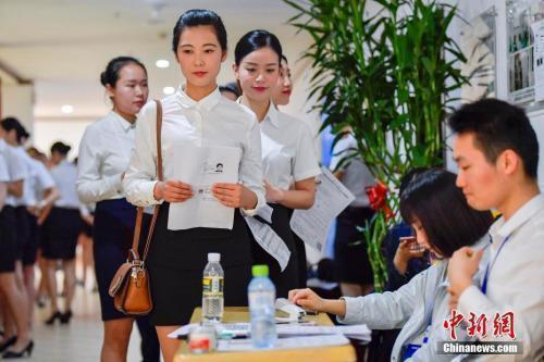 資料圖：正在參加校園招聘的大學(xué)生,。<a target='_blank' href='http://www.chinanews.com/'>中新社</a>記者 駱云飛 攝