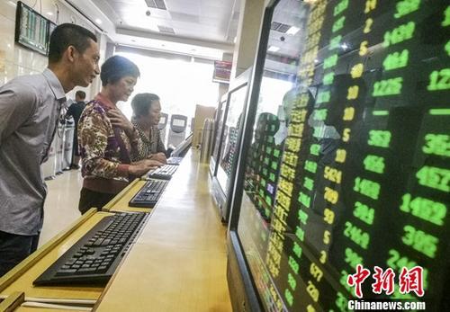 資料圖：股民關(guān)注股市動態(tài),。<a target='_blank' href='http://www.chinanews.com/'>中新社</a>記者 駱云飛 攝