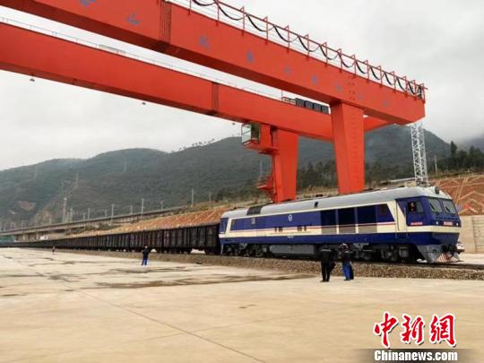 圖為貨物列車首次開進玉昆鋼鐵集團鐵路專用貨場,。　石佳 攝