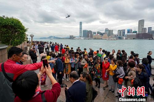 資料圖：內(nèi)地游客在金紫荊廣場(chǎng)濱海長(zhǎng)廊觀光,。<a target='_blank' href='http://www.chinanews.com/'>中新社</a>記者 張煒 攝