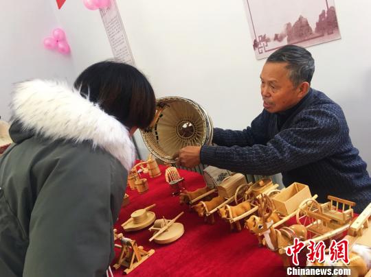 圖為齊天倉(cāng)為學(xué)生講解蒙古包擺件制作技藝,。　張瑋 攝