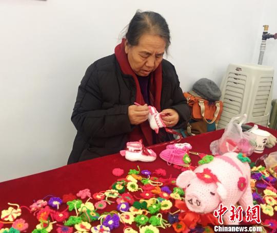 圖為鉤編技藝?yán)蠋煬F(xiàn)場(chǎng)展示鉤編技藝,。　張瑋 攝