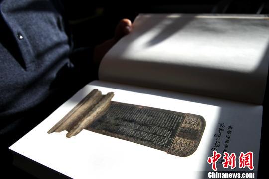 圖為“小故宮”青海瞿曇寺內(nèi)的皇帝敕諭碑?！?zhí)砀?攝