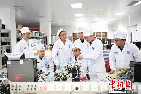 西安分院嫦娥四號(hào)探測(cè)器的研制人員正在討論問(wèn)題,?！√K宏偉 攝