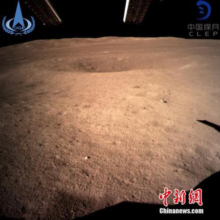 圖為嫦娥四號(hào)著陸器監(jiān)視相機(jī)C拍攝的著陸點(diǎn)南側(cè)月球背面圖像,，巡視器將朝此方向駛向月球表面,。中國國家航天局/供圖
