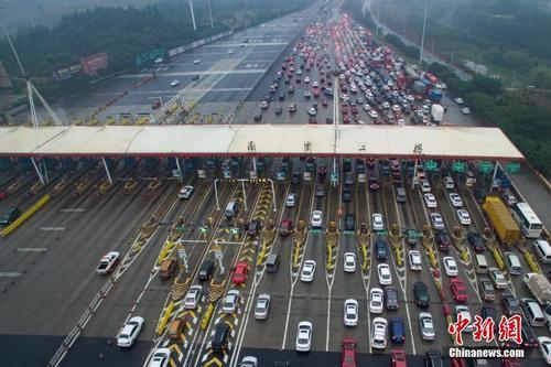 資料圖：車輛通過收費(fèi)站。<a target='_blank' href='http://www.chinanews.com/'>中新社</a>記者 泱波 攝