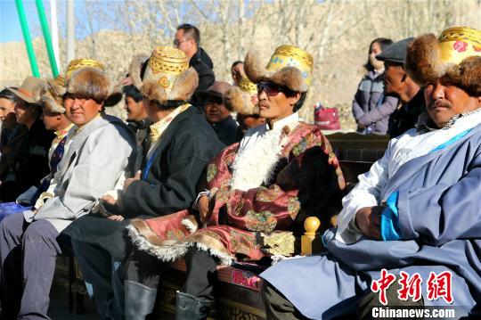 西藏阿里地區(qū)獨(dú)特的自然風(fēng)光及具有深厚文化底蘊(yùn)和舉世聞名的人文景觀,，吸引著越來(lái)越多的游客走進(jìn)阿里,，旅游業(yè)也讓當(dāng)?shù)孛癖姷玫皆絹?lái)越多的實(shí)惠。資料圖：阿里地區(qū)札達(dá)縣民眾在扶貧搬遷儀式上,。札達(dá)縣委宣傳部供