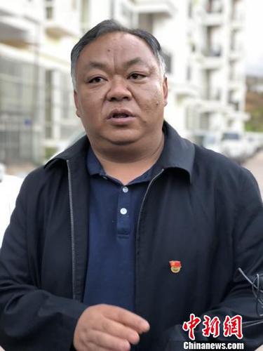 圖為被稱為“80后”白發(fā)干部的李忠凱,?！】姵?攝