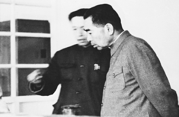 1961年10月,，周恩來總理視察中國(guó)醫(yī)學(xué)科學(xué)院醫(yī)學(xué)生物研究所時(shí)聽取顧方舟匯報(bào)脊髓灰質(zhì)炎疫苗相關(guān)研制工作,，贊揚(yáng)了全所職工在黨的領(lǐng)導(dǎo)下自力更生艱苦創(chuàng)業(yè)的精神,，并勉勵(lì)大家努力完成既定任務(wù),。