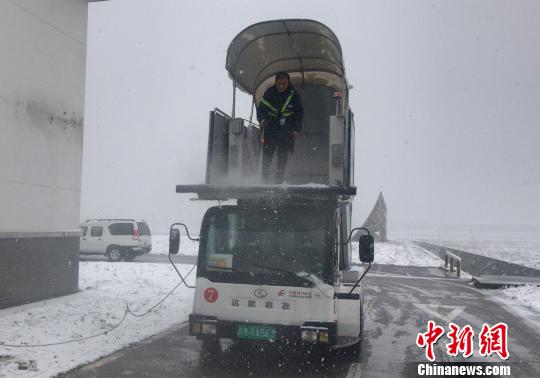 9日凌晨,，東航江蘇公司飛機(jī)維修部開始準(zhǔn)備工作,，除冰車準(zhǔn)時(shí)到達(dá)機(jī)坪，對飛機(jī)進(jìn)行預(yù)除冰,。清晨,，飛機(jī)維修部對飛機(jī)進(jìn)行了二次除冰。截至上午10時(shí),，東航江蘇公司南京主基地計(jì)劃執(zhí)行的23班航班全部出港,。　寇靈楠 攝