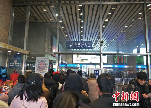 資料圖：火車站擁擠的售票廳入口,。姚露 攝