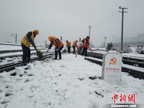 南京東車輛段貨車檢車員風(fēng)雪里按標(biāo)作業(yè)，堅守崗位保障運輸安全,。（劉寅 攝）