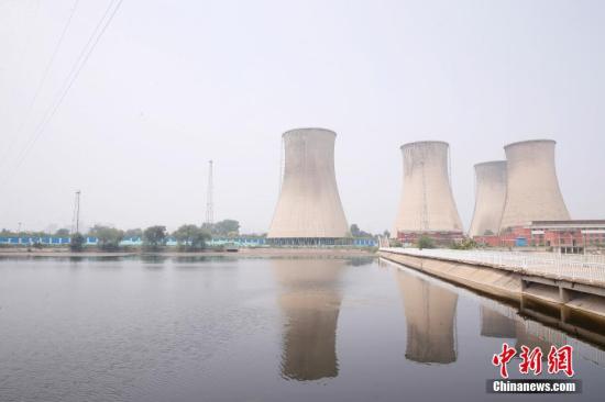 6月12日,，2022年冬奧會(huì)進(jìn)入“北京周期”后,，各項(xiàng)籌備工作正在有條不紊推進(jìn)，記者探訪三大場(chǎng)館建設(shè)進(jìn)展,，進(jìn)一步了解可持續(xù)辦奧的理念,。作為今年平昌冬奧會(huì)新增的正式比賽項(xiàng)目，單板大跳臺(tái)滑雪也將出現(xiàn)在2022年北京冬奧會(huì)上,。按照規(guī)劃,，位于首鋼園區(qū)內(nèi)的滑雪大跳臺(tái)建成后將成為世界首例永久保留和使用的單板大跳臺(tái)場(chǎng)地。冬奧會(huì)后,，該場(chǎng)地可承辦國(guó)內(nèi)外大跳臺(tái)項(xiàng)目體育比賽,，成為專(zhuān)業(yè)運(yùn)動(dòng)員和運(yùn)動(dòng)隊(duì)訓(xùn)練場(chǎng)地、青少年后備人才選拔基地、賽事管理人員訓(xùn)練基地等,，并作為向民眾開(kāi)放的冬奧會(huì)標(biāo)志性景觀旅游景點(diǎn)和休閑健身活動(dòng)場(chǎng)所,。圖為滑雪大跳臺(tái)規(guī)劃區(qū)域。 <a target='_blank' href='http://www.chinanews.com/'>中新社</a>記者 韓海丹 攝