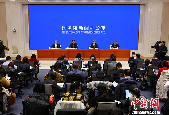 1月15日,，國(guó)務(wù)院新聞辦在北京舉行新聞發(fā)布會(huì)，國(guó)家發(fā)展改革委副主任連維良,、財(cái)政部部長(zhǎng)助理許宏才,、中國(guó)人民銀行副行長(zhǎng)朱鶴新介紹本部門落實(shí)中央經(jīng)濟(jì)工作會(huì)議精神的具體舉措,，并答記者問(wèn)。 <a target='_blank' href='http://www.chinanews.com/'>中新社</a>記者 楊可佳 攝