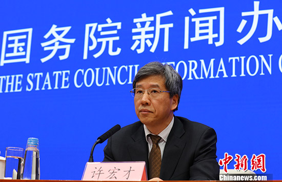 1月15日,，國務(wù)院新聞辦在北京舉行新聞發(fā)布會，財政部部長助理許宏才介紹本部門落實中央經(jīng)濟(jì)工作會議精神的具體舉措,，并答記者問,。 <a target='_blank' href='http://www.chinanews.com/'>中新社</a>記者 楊可佳 攝