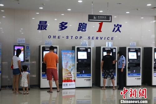 義烏是由國務(wù)院批準(zhǔn)的縣級市國際貿(mào)易綜合改革試點(diǎn)單位,，于2012年成立國際貿(mào)易服務(wù)中心,，提供行政審批、公共服務(wù),、中介服務(wù)等全方位“一站式”綜合涉外政務(wù)服務(wù),。圖為8月中旬，民眾正在使用自助填表機(jī),。<a target='_blank' href='http://www.chinanews.com/'>中新社</a>發(fā) 劉佩琦 攝