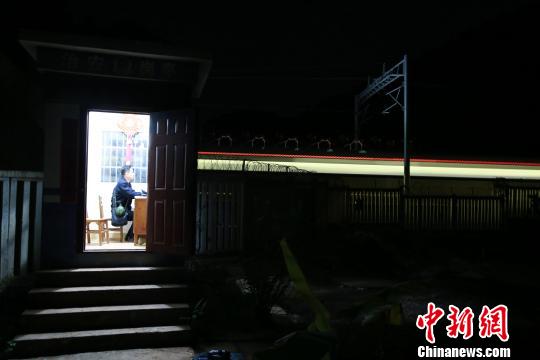 夜里的南欽17號(hào)治安崗?fù)わ@得孤寂，一列動(dòng)車呼嘯而過,?！↑S軍華 攝