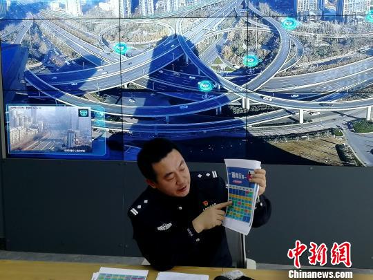 圖為濟南市交警支隊智慧辦副主任潘旭光介紹《酒駕整治日歷》,。　郝學娟 攝