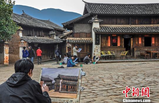 圖為在沙溪古鎮(zhèn)里寫生的人,?！√K金泉 攝